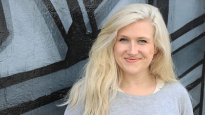 Amerikanen Gabrielle Becking står vid en vägg.