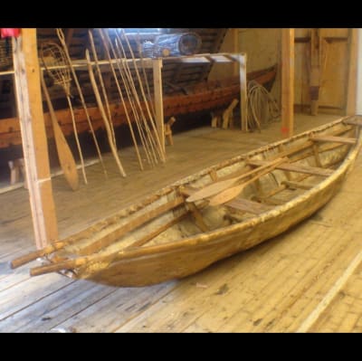 Forntida båt gjord av trä och älgskinn.