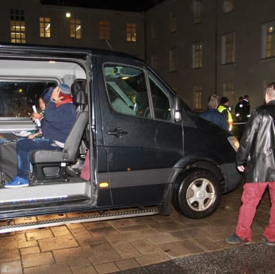 Asylsökande i Torneå transporteras med taxi 22.9.2015.