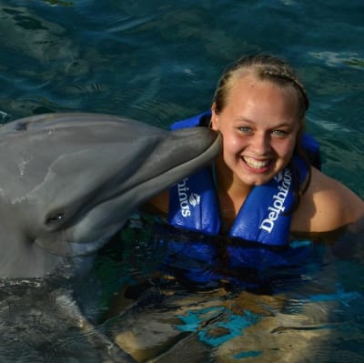 Jessica Fager med delfin i Mexiko