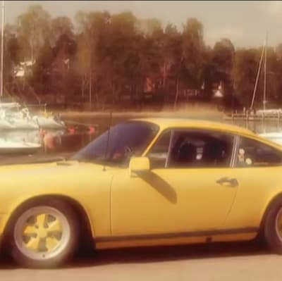 Kuvassa keltainen Porsche 911.