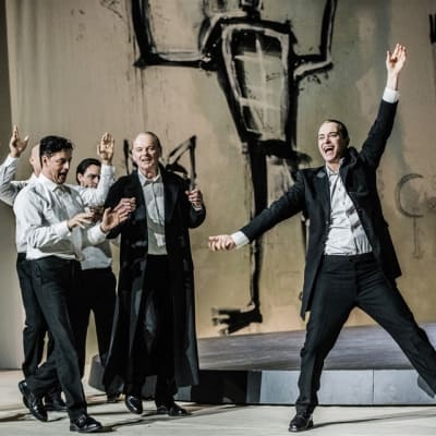 En scen ur Richard iii på Dramaten 2014