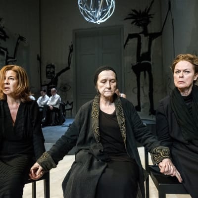 En scen ur Richard iii på Dramaten 2014