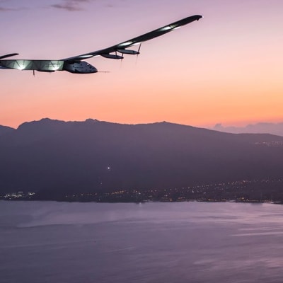 Solar Impulse 2 lähestymässä Kalaeloan lentokenttää O´ahun saarella Havajilla.