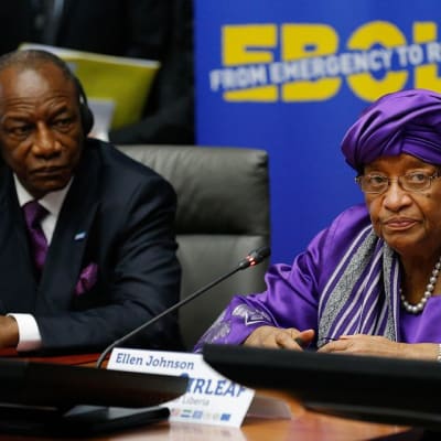 Guinean presidentti Alpha Conde (vas.) ja Liberian presidentti Ellen Johnson Sirleaf puhuivat Brysselissä 3. maaliskuuta.