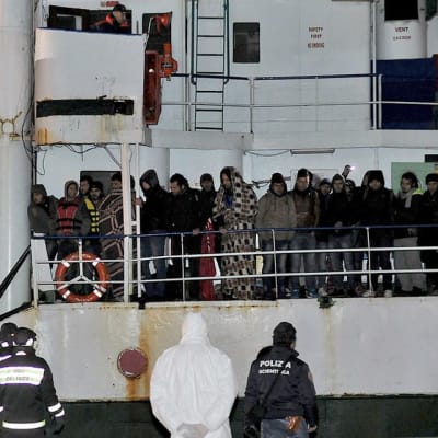pakolaisia värjöttelee laivan kannella