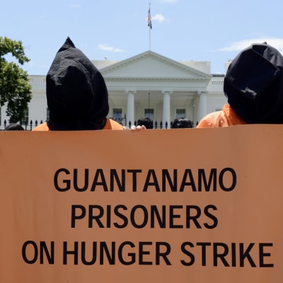 Mielenosoitus Guantanamon vankien puolesta Valkoisen talon edessä Washingtonissa Yhdysvalloissa 14. kesäkuuta. 
