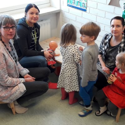 Ristiinan päiväkodin työntekijöitä lasten kanssa