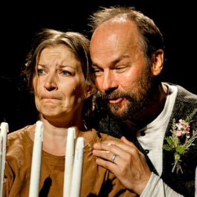 Irina Parviainen ja Pekka Johansson Niskavuoren Heta -näytelmässä Kokkolan kaupunginteatterissa.
