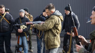 Män får vapen i Kiev.