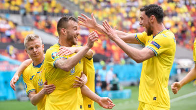 Andri Jarmolenko (vasemmalla) juhlii Ukrainan maalia joukkuetovereidensa kanssa.