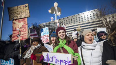 Under måndagen samlades demonstranter i delstaternas huvudstäder för att protestera mot att elektorskollegiet valde Donald Trump till president. Den här bilden är från Washington DC.