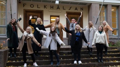 Årets tio luciakandidater står på trappan till Folkhälsan i Helsingfors.