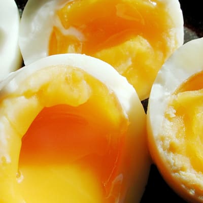 äggulan innehåller mycket kolesterol