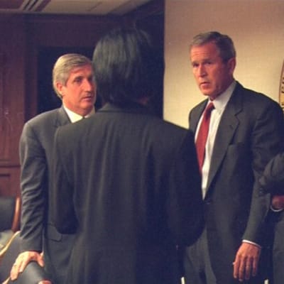 Yhdysvaltain entinen presidentti George W. Bush puhuu henkilökuntansa kanssa.
