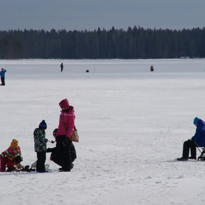 Pilkkijöitä Oulujärven jäällä