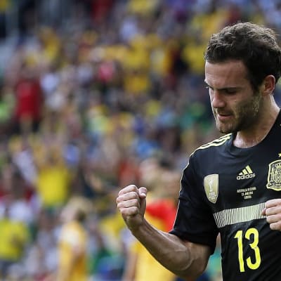 Juan Mata tuulettaa maalia Australiaa vastaan.
