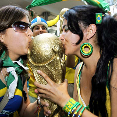 Brasilian fanit suutelevat MM-pokaalin kopiota