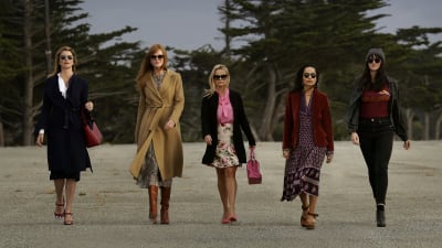 Renata (Laura Dern), Celeste (Nicole Kidman), Madeleine (Reese Witherspoon), Bonnie (Zoë Kravitz) och Jane (Shailene Woodley) kommer gående rakt mot kameran.