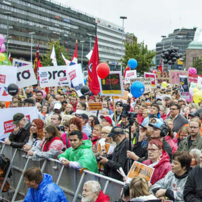 Protesterna på Järnvägstorget i Helsingfors samlade cirka 30 000 deltagare i september 2015. 