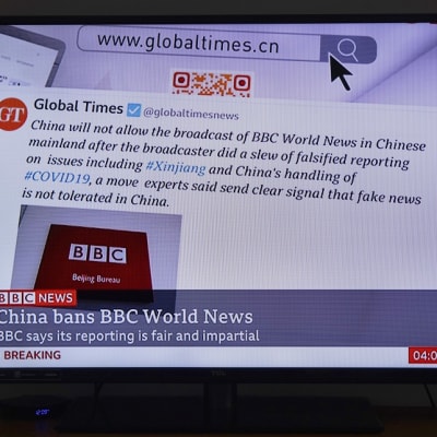 Televisioruutu, joka näyttää BBC World Newsin ohjelmaa Shanghaissa.