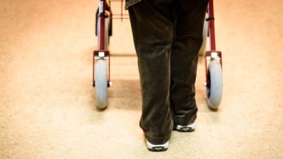 Fötter som går med rollator.