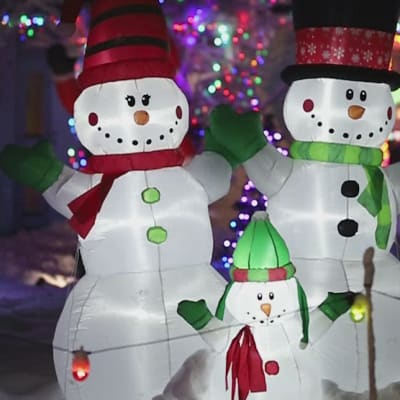 Kolmen kuvan kombo, jossa vasemmalla valaistu joulupukki, keskellä valaistuja muumihahmoja ja oikealla kolme valaistua lumiukkoa.