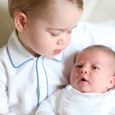 Prinsessan Charlotte i sin storebror prins Georges famn.