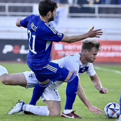 Rasmus Schüller i landskamp mot Bosnien.