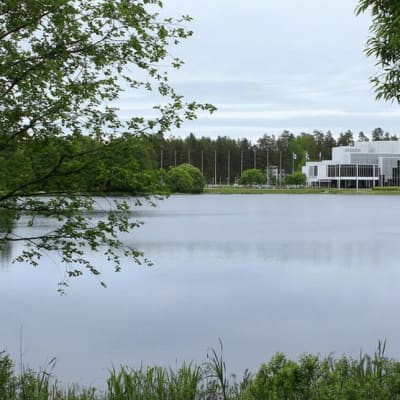 konserttitalo Mikaeli Mikkelissä lammen rannalla