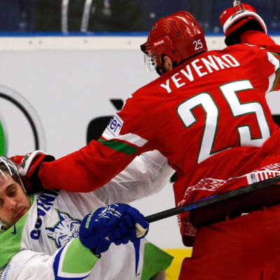 Anze Kopitar sai välillä tylyä kohtelua Valko-Venäjän pelaajilta. 