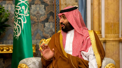 Saudiarabiens kronprins Mohammad bin Salman under ett möte med USA:s utrikesminister Mike Pompeo i Jeddah, Saudiarabien den 18 september. 