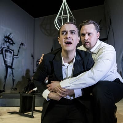 En scen ur Richard iii på Dramaten 2014