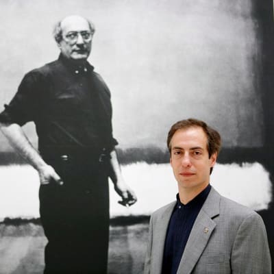 Christopher Rothko isänsä Mark Rothkon retrospektiivisen näyttelyjulisteen edessä.