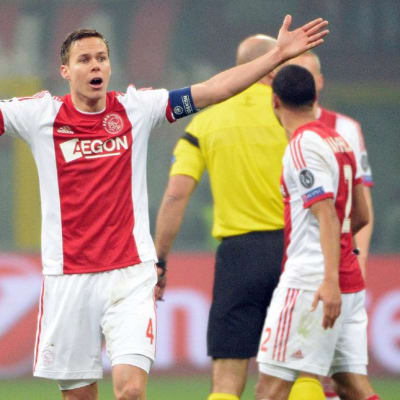 Ajaxin Niklas Moisander levittää kätensä reagoidessaan tilanteeseen.