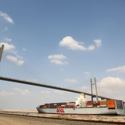 Rahtialus alittaa siltaa Suezin kanavassa Egyptissä 31. elokuuta 2013.