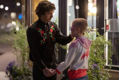Far och dotter utanför en restaurang.