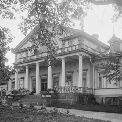 Museiverkets foto av Kiiskilä gård. Bilden tagen 1912  av Signe Brander. 