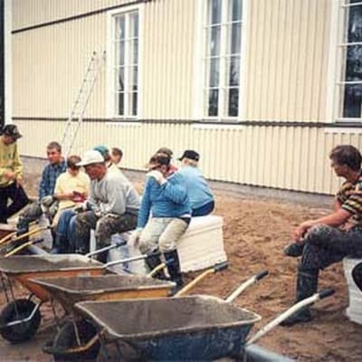 Hakojärven kylätaloa rakennetaan talkoilla vuonna 1996