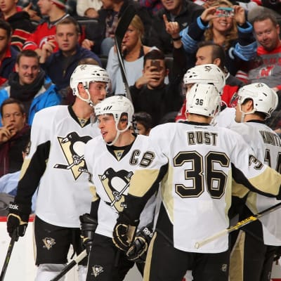 Pittsburgh Penguins juhlii maalia.