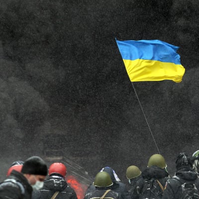 Mielenosoittajat heiluttavat Ukrainan lippua