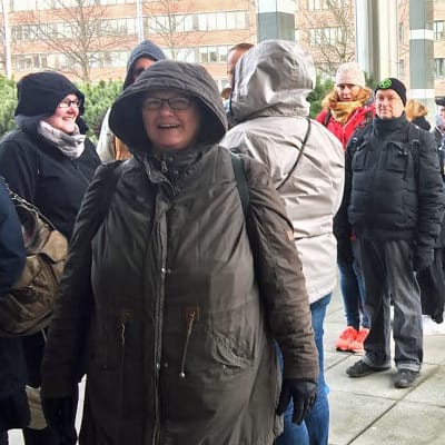 Arviolta sata ihmistä jonottaa Tampere-talon ulkoportailla