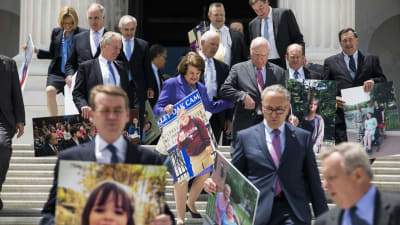 Demokratiska senatorer protesterar mot republikanernas försök att fälla Obamacare.