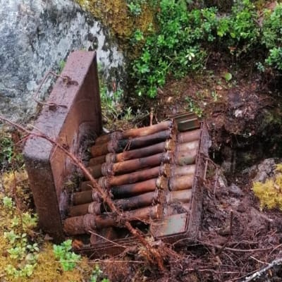 Sodanaikaisia varsikäsikranaatteja laatikossa