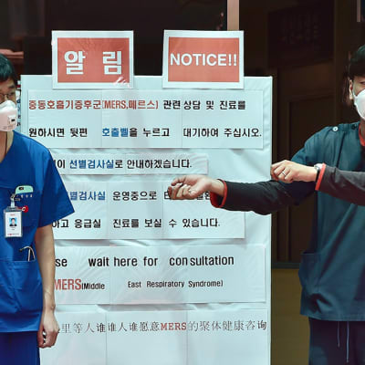 Sairaalan työntekijöitä varustautuneena hengityssuojaimilla.