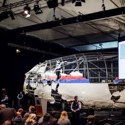 Malaysia Airlinesin koneen uudelleen rakennettu hylky oli esillä, kun hollantilainen tutkijaryhmä julkaisi onnettomuusraporttinsa 13. lokakuuta 2015.