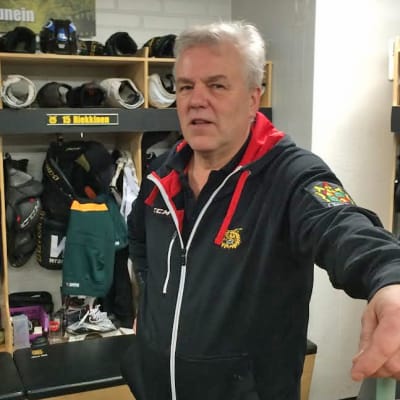 Ilveksen huoltajana 45 vuotta ollut Lasse Laukkanen seisoo naulakoiden edessä joukkueen pukukopissa.