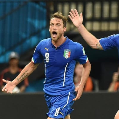 Italian Claudio Marchisio ja Daniele De Rossi tuulettavat.