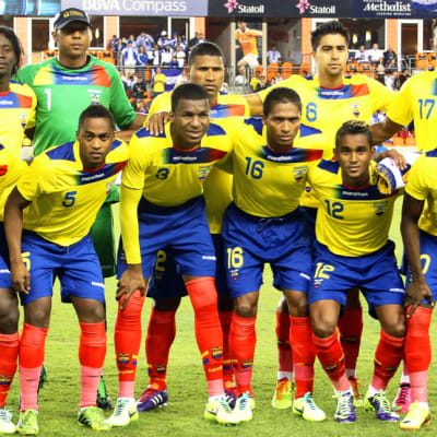 Ecuadorin maajoukkue poseeraa ryhmäkuvassa.