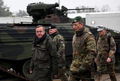 Tysklands försvarsminister med officerare i tyska armén under et besök vid en bas i Münster. Pansarskyttefordonet Marder i bakgrunden.